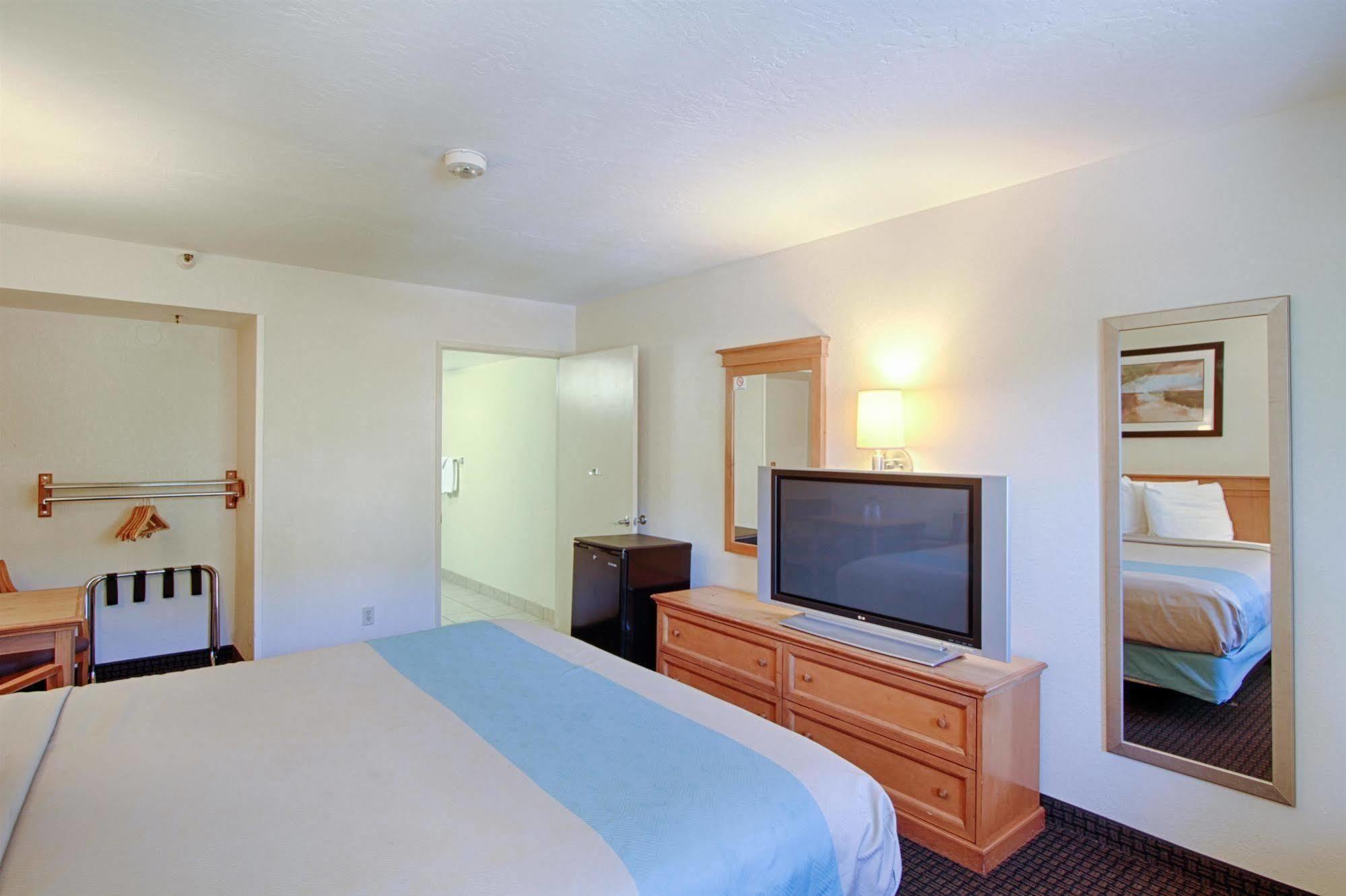 Motel 6 San Diego - Mission Valley Exterior foto
